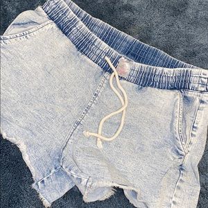 Destroyed wash shorts